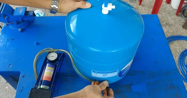 Cách bơm hơi vào bình áp máy lọc nước cụ thể, chi tiết