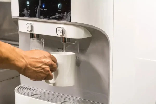 Có nên mua máy lọc nước nóng lạnh không và kinh nghiệm chọn mua máy